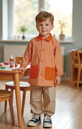Niño con babi escolar SCHOOL KIDS naranja de cuadros, cuello camisero y dos bolsillos