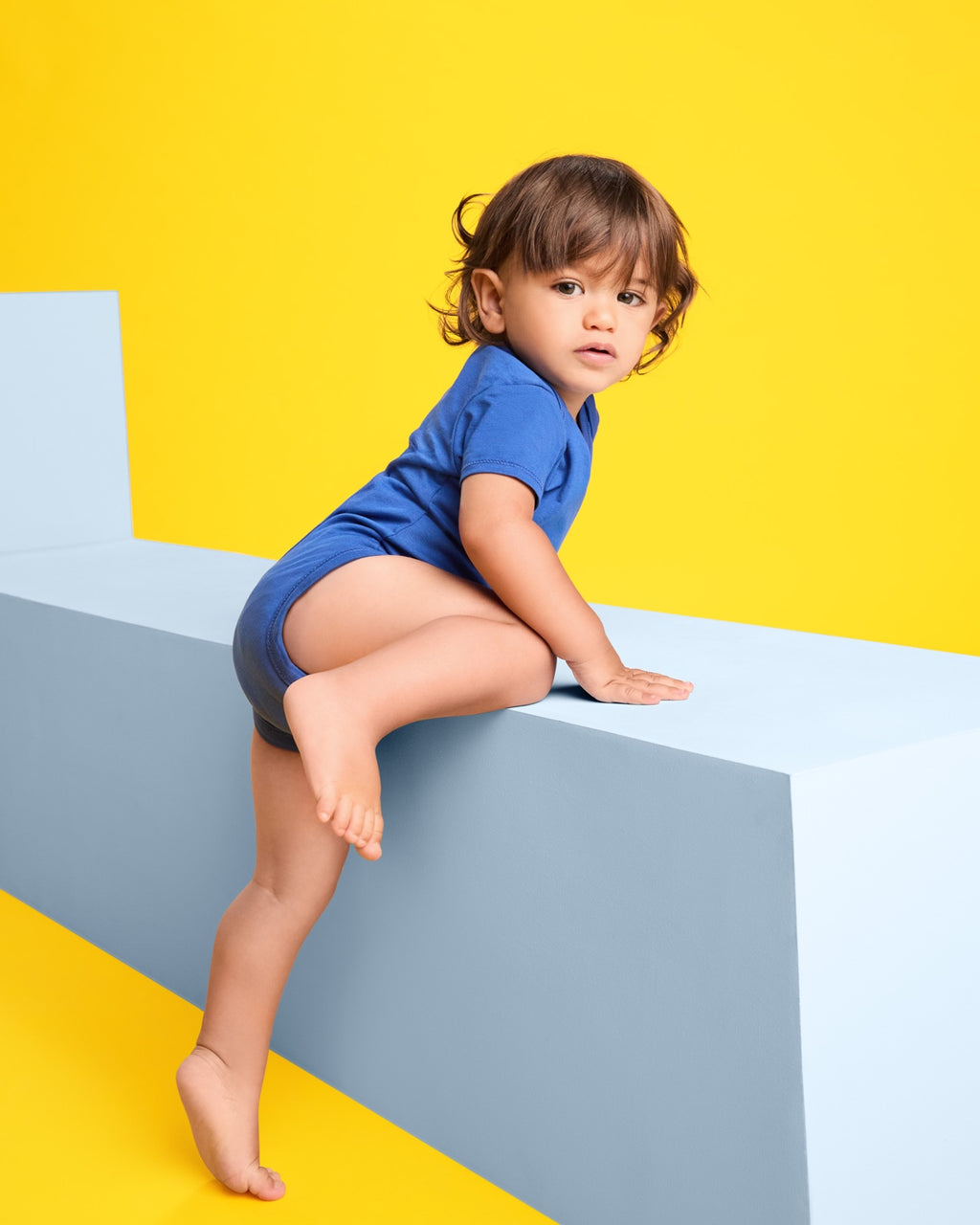 Bebé con body OSITO azul de manga corta, vista lateral