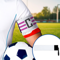 Brazalete de capitán LÍDER personalizado en brazo de futbolista, con detalle del cierre