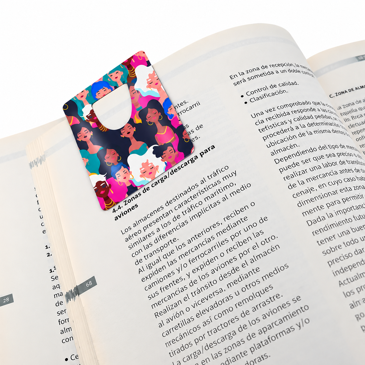 Marcapáginas de aluminio personalizado colocado en un libro