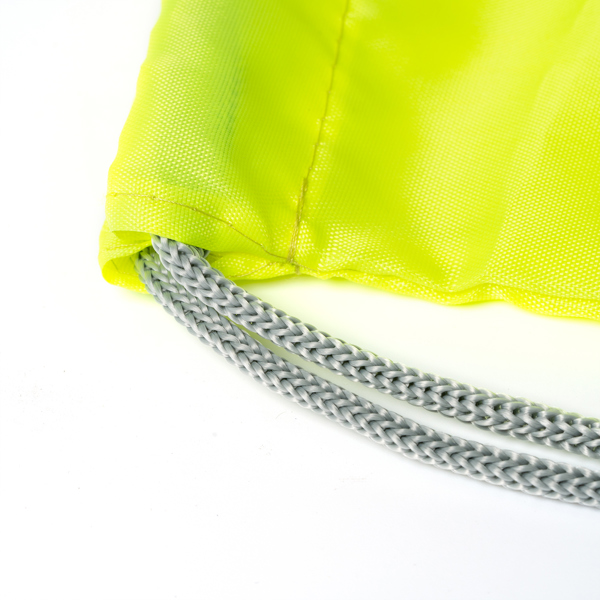 Detalle de cordones y costuras de la mochila REFLEX